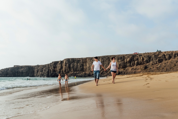 Fotografía de familia y sesión de fotos en Piedra Playa el Cotillo en Fuerteventura