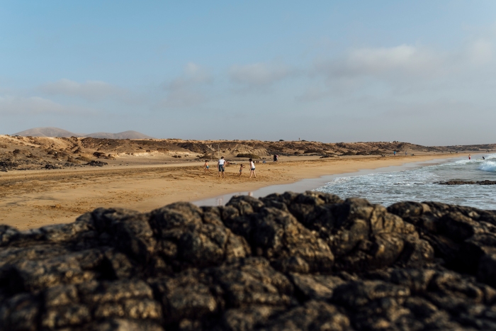 Fotografía de familia y sesión de fotos en Piedra Playa el Cotillo en Fuerteventura